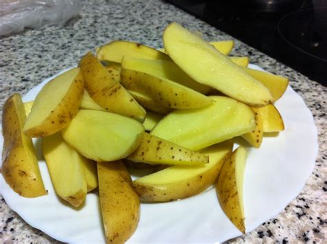 Patatas en gajos recién lavadas y cortadas