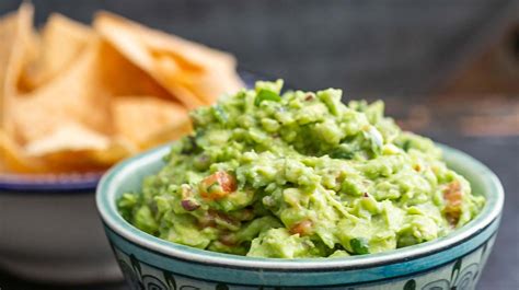 Guacamole cremoso y fresco en un bol
