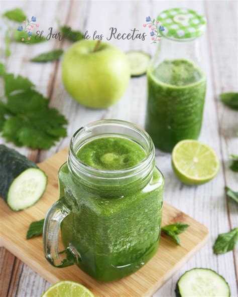 Ingredientes frescos dispuestos para hacer un batido: melón, manzana, pepino y jengibre