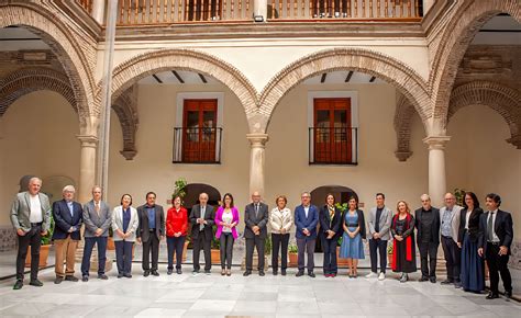 Miembros del jurado observando y evaluando detalladamente las tortas sorpresa.