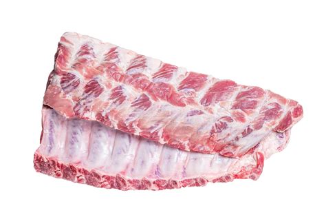 costillar de cerdo crudo con los huesos expuestos