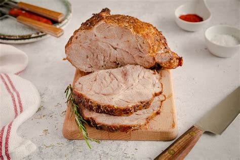 Imagen de una bondiola braseada recién salida del horno con glaseado de barbacoa.