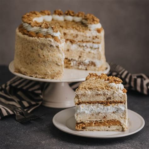 Fotografía de una torta de nuez artesanal con capas bien definidas y decorada con nueces enteras