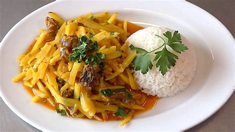 Fotografía gastronómica mostrando un plato tradicional de olluquito con charqui y arroz