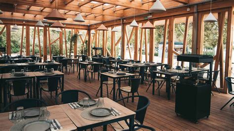 Interior del restaurante La Barra con vistas al lago Lácar.