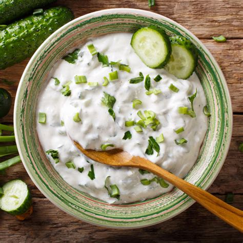Plato de tzatziki con yogur griego y pepino