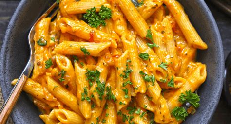 Fotografía de un plato de pasta cremosa recién servida con queso espolvoreado