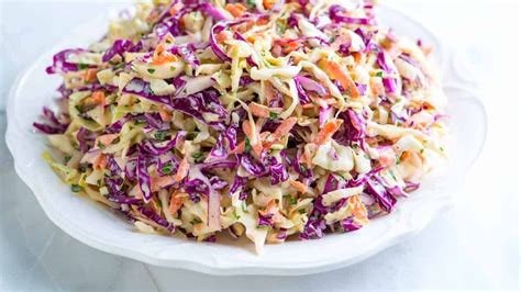 Ingredientes frescos y cortados para una ensalada coleslaw vibrante