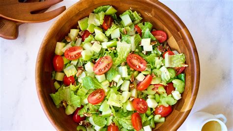 Ingredientes frescos y variados para una ensalada verde completa