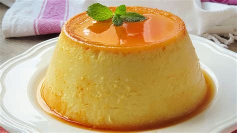 Ingredientes del flan (huevos, leche condensada, leche) mezclándose en un bol.