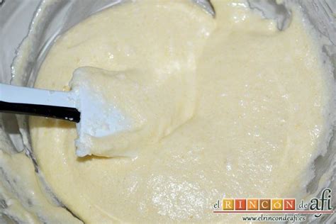 Masa de bizcocho siendo integrada con movimientos envolventes.