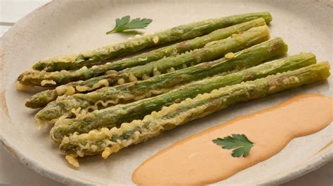 Espárragos verdes fritos crujientes y dorados.
