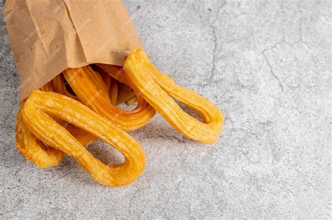 Churros formados sobre papel de hornear