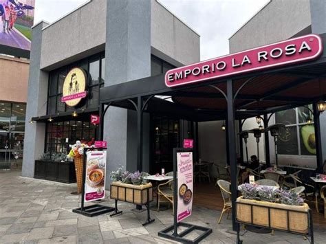 Imagen de la fachada de uno de los locales de Emporio La Rosa, reflejando su estilo acogedor y distintivo.