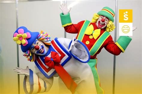 Patati y Patatá interactuando con niños en un escenario colorido