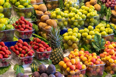 Fotografía de un tazón grande con una variedad de frutas y verduras frescas y coloridas