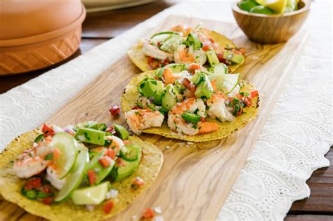 Ceviche de camarones y pescado sobre tostadas, con aguacate y cilantro