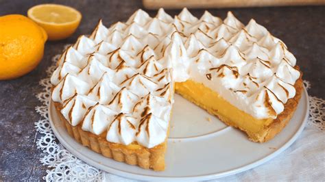 Lemon Pie recién horneada con merengue dorado