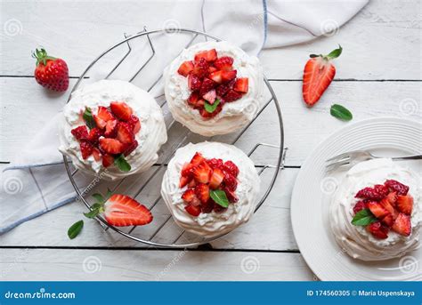 Tartaletas de bizcocho con merengue y fresas frescas
