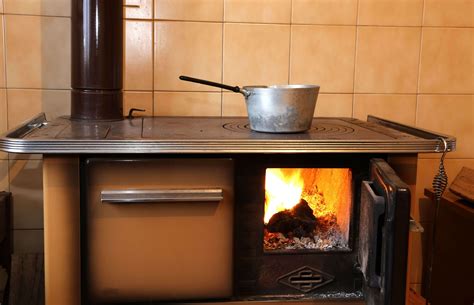 Fotografía de una cocina a leña tradicional de la marca Venancio