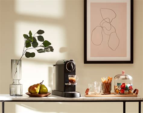 Foto de un coffee corner elegante en casa, con máquina Nespresso y accesorios