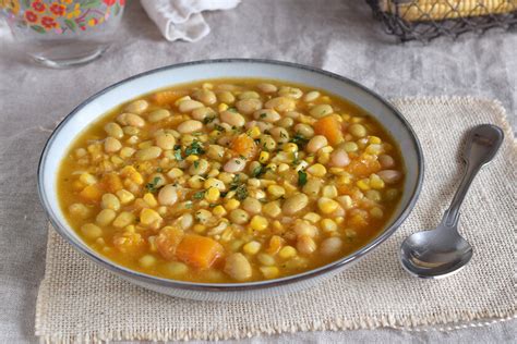 Infografía con los pasos clave para preparar porotos al pilco