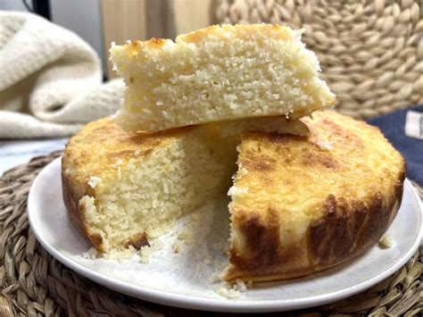 Tarta o bizcocho de yogur sin harina decorado con azúcar glas y frambuesas