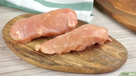 Foto de pechugas de pollo congeladas en un plato
