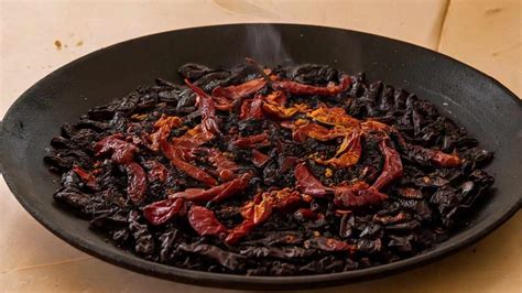 Esquema de los ingredientes básicos para el relleno de pino: carne, cebolla, condimentos, aceitunas, huevos y masa.