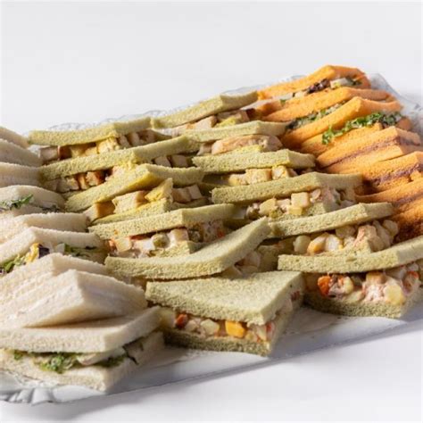 Plato de sándwiches variados con piña