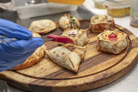 Empanadas Paulistas variadas en una bandeja de presentación