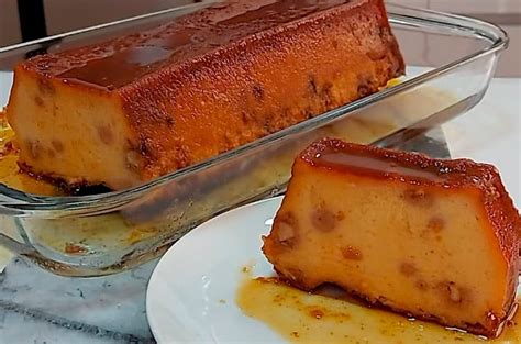 Foto de un budín de pollo con pan y quesos recién horneado, servido en un plato