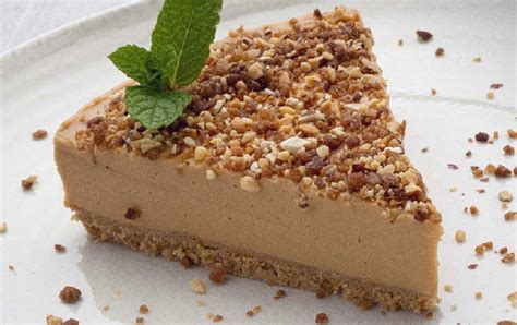 Fotografía profesional de una tarta de manjar y coco recién horneada sobre una mesa de madera