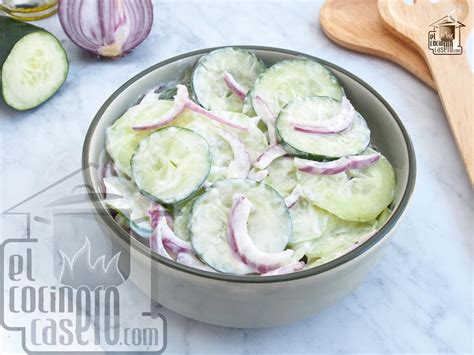Infografía: paso a paso para preparar una ensalada refrescante de verano con pepino, tomate y aderezo cremoso.