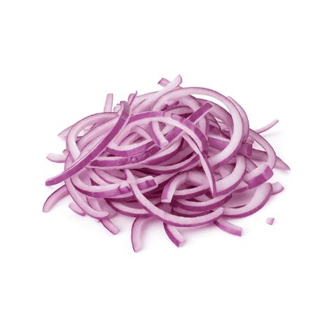 Foto detallada: cebolla morada cortada en juliana y pepinos frescos listos para la mezcla.