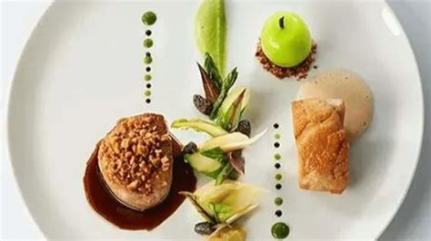 Plato de autor del chef Hugo Cavieres con presentación gourmet