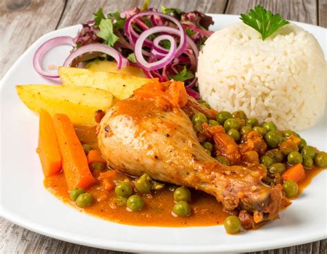 Plato de picante de pollo mixto con sus acompañamientos