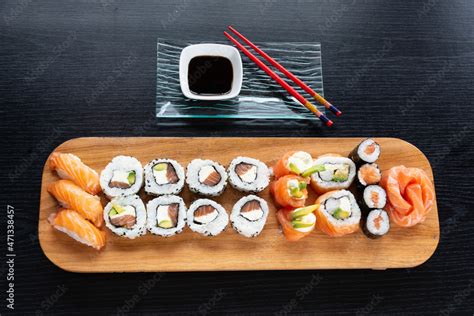 Montaje de varias tablas de sushi y hand rolls del menú de Mixsushi - Alvarez