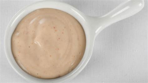 Fotografía de salsa Aurora con su característico color rosado-anaranjado