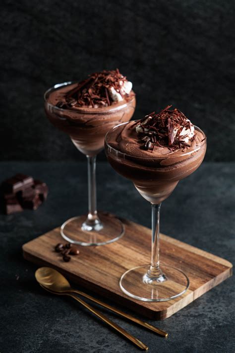 Mousse de chocolate con crema de whisky en copas decoradas
