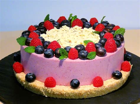 Tarta de mousse de whisky con base de bizcocho y frutas frescas