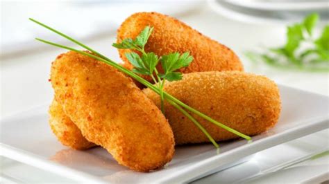 Foto de croquetas de pescado doradas en un plato