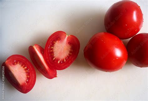 tomates cherry cortados a la mitad y marinados con ajo, sal, pimienta y aceite de oliva