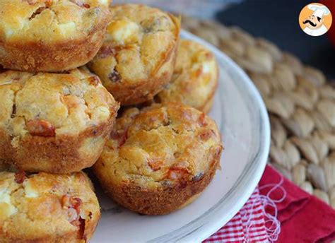 molde de muffins con capas de tomate y polenta compactada