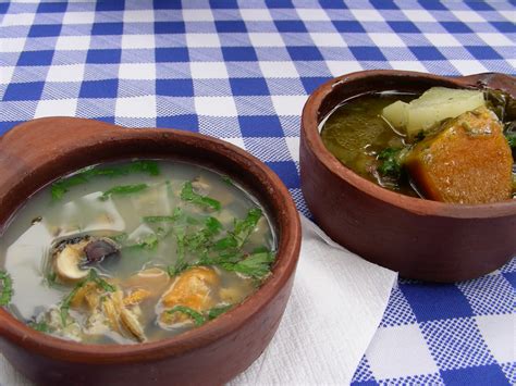 Varios platos de caldillos y cazuelas chilenas, destacando ingredientes como mariscos, carnes y papas nativas