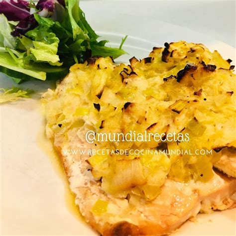 Pescado crujiente al horno con cobertura de papas y salsa de mayonesa con estragón