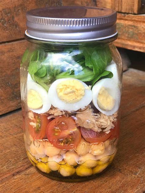 Infografía detallando las capas de una ensalada en frasco.