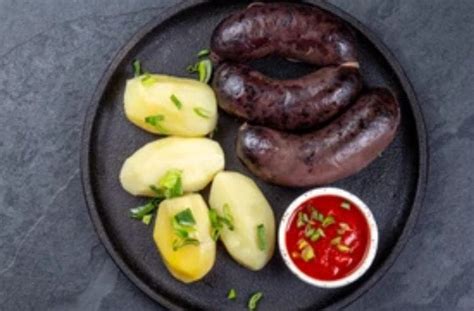 Fotografía de emplatado tradicional chileno de prietas con papas cocidas