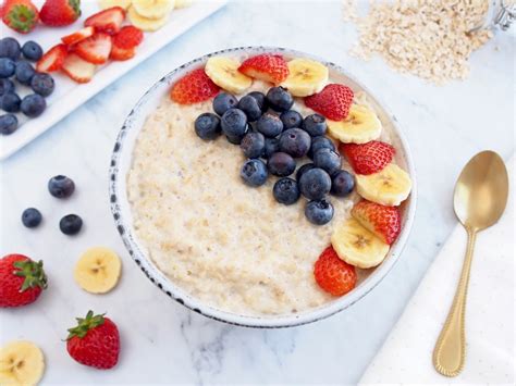 Esquema de los ingredientes y pasos para preparar un porridge de avena con toppings de fruta y semillas.