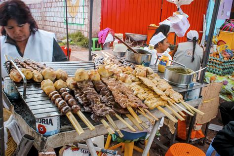 Vendedor ambulante de anticuchos en las calles de Perú